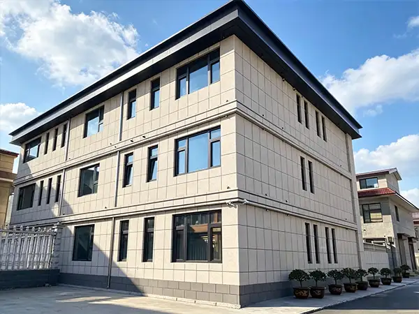 Kovinska izrezljana plošča